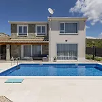 Hillside With Sea View And Pool Villa *