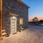 Hillside With Sea View And Pool Vila