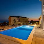 Hillside With Sea View And Pool Villa *