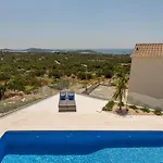 Hillside With Sea View And Pool Vila
