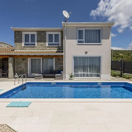 Hillside With Sea View And Pool Villa *