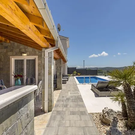 Hillside With Sea View And Pool