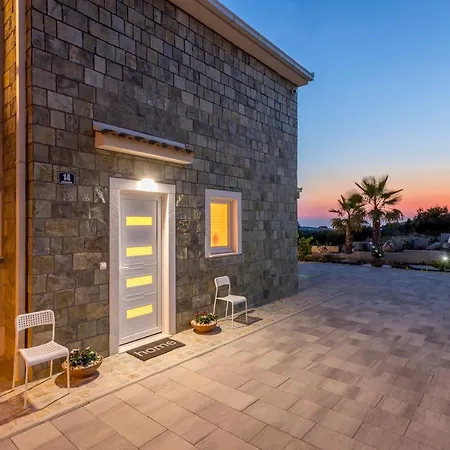 Hillside With Sea View And Pool Villa