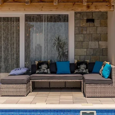 Hillside With Sea View And Pool Villa *