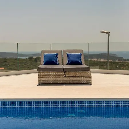 Villa Hillside With Sea View And Pool *