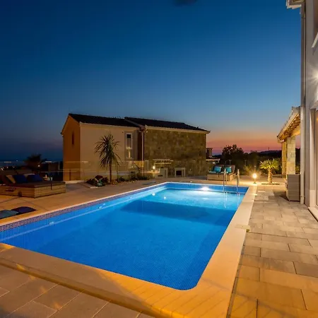 Hillside With Sea View And Pool Villa *
