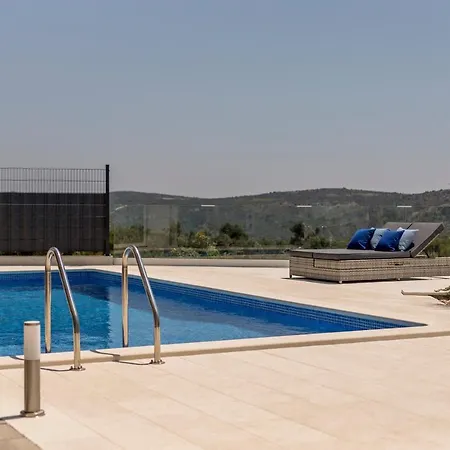 Villa Hillside With Sea View And Pool *