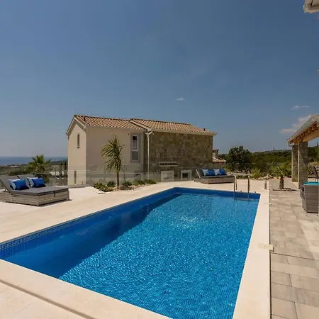 Villa Hillside With Sea View And Pool *