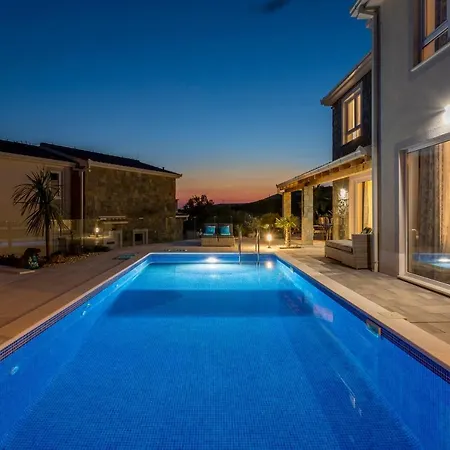 Hillside With Sea View And Pool
